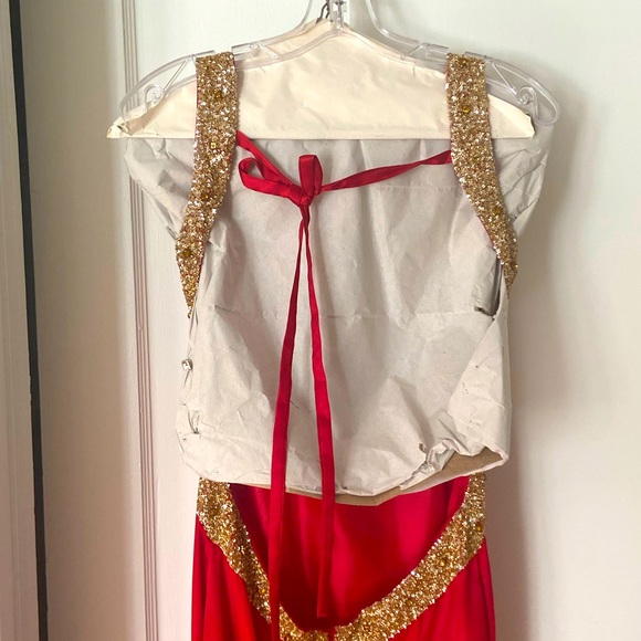 Beautiful red gown with gold trim and open back - Picture 5 of 7